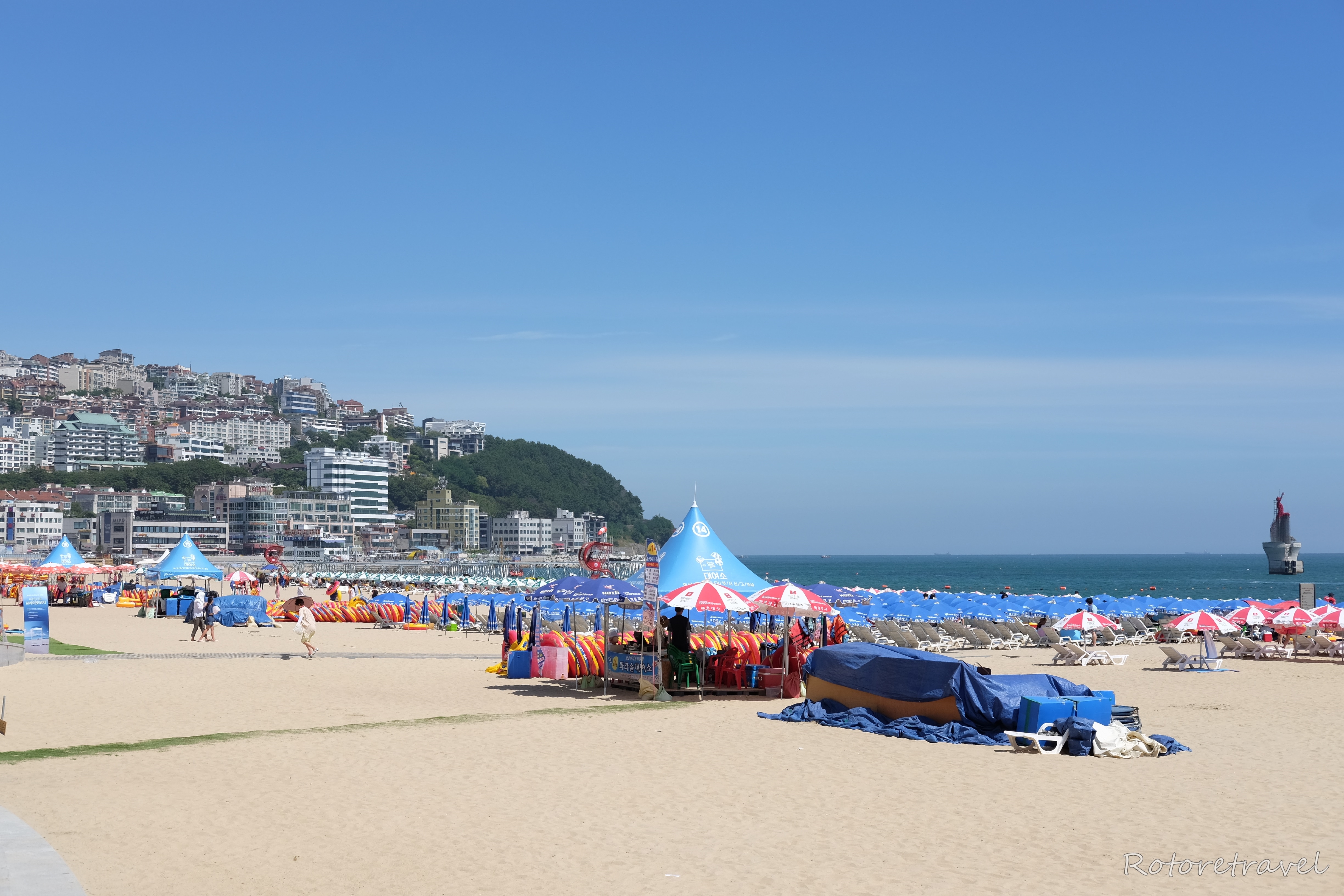 【韓国・釜山】パラソルも人もビッシリ！真夏の海雲台（ヘウンデ）海水浴場は大賑わい